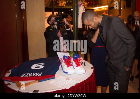 Basketballspieler Tony Parker und seine Freundin Axelle Francine, als er am 26. September 2013 seine 8. Charity-Gala "Par Coeur" zum Wohle des Vereins "Make a Wish" im Abbaye Paul Bocuse in Collonges-au-Mont-d'Or bei Lyon, Frankreich, veranstaltet. Foto von Vincent Dargent/ABACAPRESS.COM Stockfoto