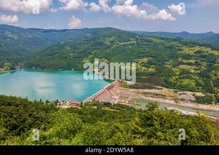 Wasserkraftwerk Bajina Basta. Perucac See und der Damm am Fluss Drina, Serbien. Stockfoto