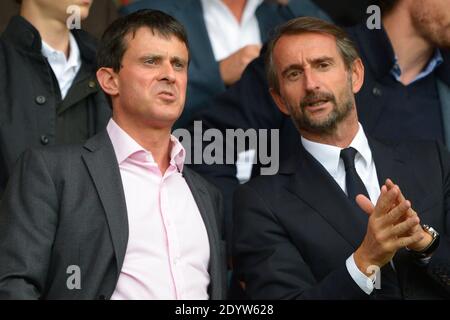 Innenminister Manuel Valls und Jean-Claude Blanc beim Fußballspiel der Ersten Liga, PSG gegen Toulouse in Paris, Frankreich, am 28. September 2013. PSG gewann 2:0. Foto von Henri Szwarc/ABACAPRESS.COM Stockfoto