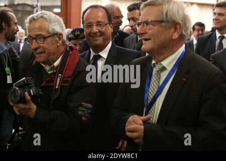 Der französische Präsident Francois Hollande verlässt das Land nach einem Treffen mit regionalen Beamten und Geschäftsleuten am 30. september 2013 in Cherbourg, Nordwest-Frankreich. Foto von Stephane Lemouton/ABACAPRESS.COM Stockfoto