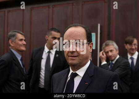 Der französische Präsident Francois Hollande nimmt am 30. september 2013 an einem Treffen mit regionalen Beamten und Geschäftsleuten in Cherbourg, Nordwest-Frankreich, Teil. Foto von Stephane Lemouton/ABACAPRESS.COM Stockfoto