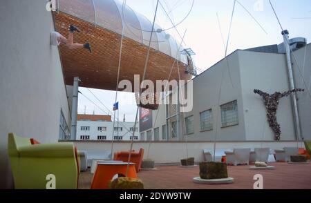 Prag, Tschechische Republik, 12-28-2018 DOX Zentrum für zeitgenössische Kunst in Prag Dachterrasse Stockfoto