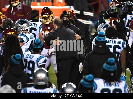 Landover, Usa. Dezember 2020. Washington Football Team Cheftrainer Ron Rivera umarmt Carolina Panthers Cheftrainer Matt Rhule, auf FedEx Feld in Landover, Maryland am Sonntag, 27. Dezember 2020. Die Panthers besiegten das Washington Football Team 20-13. Foto von Kevin Dietsch/UPI Kredit: UPI/Alamy Live News Stockfoto