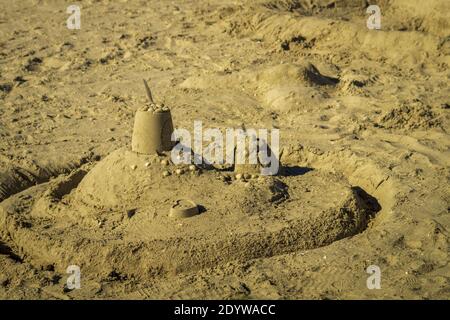 Nahaufnahme einer Sandburg für Kinder am Strand Stockfoto