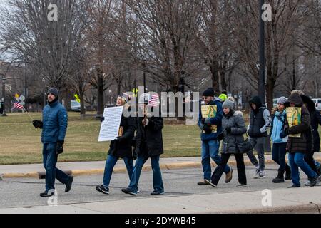 St. Paul, Minnesota. Stoppen Sie den Diebstahl und suchen Sie die Wahrheit und fördern Sie die Aktion Rallye für Präsident Trump im State Capitol. Demonstranten marschieren um t Stockfoto