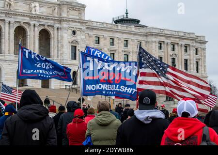 St. Paul, Minnesota. Stoppen Sie den Diebstahl und suchen Sie die Wahrheit und fördern Sie die Aktion Rallye für Präsident Trump im State Capitol. Stockfoto