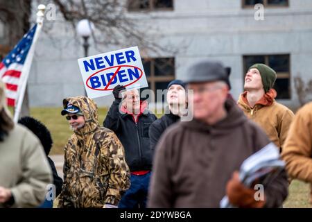 St. Paul, Minnesota. Stoppen Sie den Diebstahl und suchen Sie die Wahrheit und fördern Sie die Aktion Rallye für Präsident Trump im State Capitol. Protester, der nie B hält Stockfoto