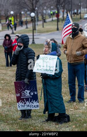 St. Paul, Minnesota. Stoppen Sie den Diebstahl und suchen Sie die Wahrheit und fördern Sie die Aktion Rallye für Präsident Trump im State Capitol. Stockfoto