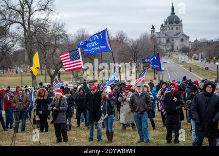 St. Paul, Minnesota. Stoppen Sie den Diebstahl und suchen Sie die Wahrheit und fördern Sie die Aktion Rallye für Präsident Trump im State Capitol. Stockfoto