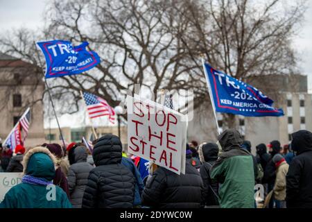 St. Paul, Minnesota. Stoppen Sie den Diebstahl und suchen Sie die Wahrheit und fördern Sie die Aktion Rallye für Präsident Trump im State Capitol. Stockfoto