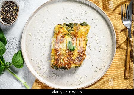 Cannelloni mit Ricotta und Spinat. Italienische Küche. Grauer Hintergrund. Draufsicht Stockfoto