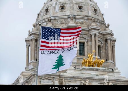 St. Paul, Minnesota. Stoppen Sie den Diebstahl und suchen Sie die Wahrheit und fördern Sie die Aktion Rallye für Präsident Trump im State Capitol. Stockfoto