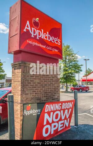 Gwinnett, County USA - 05 31 20: Applebees Bar und Grill Restaurant Straßenschild jetzt geöffnet Stockfoto