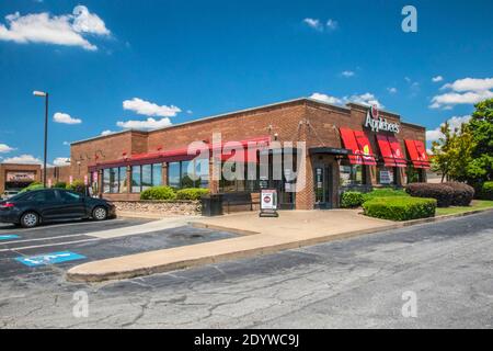 Gwinnett, County USA - 05 31 20: Blick auf die Ecke der Applebees Bar und des Grillrestaurants Stockfoto