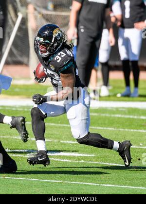 Jacksonville, FL, USA. Dezember 2020. Jacksonville Jaguars läuft zurück Dare Ogunbowale (33) während der 1. Hälfte NFL Fußballspiel zwischen den Chicago Bears und den Jacksonville Jaguars auf TIAA Bank Field in Jacksonville, FL. Romeo T Guzman/CSM/Alamy Live News Stockfoto