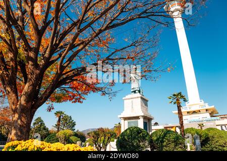Busan, Korea - 11. November 2020 : Busan Turm und Statue von Admiral Yi Sun-Shin im Yongdusan Park Stockfoto