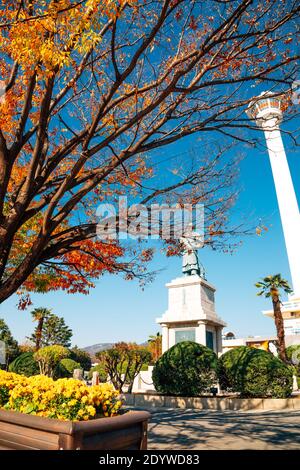 Busan, Korea - 11. November 2020 : Busan Turm und Statue von Admiral Yi Sun-Shin im Yongdusan Park Stockfoto