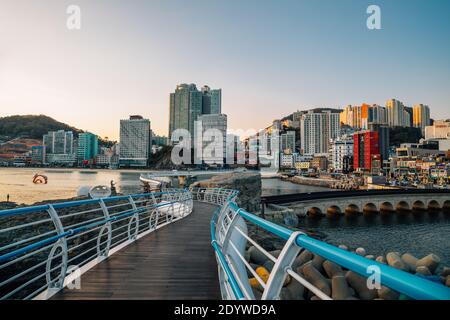 Busan, Korea - 11. November 2020 : Songdo Strandstadt und Gehweg bei Sonnenuntergang Stockfoto