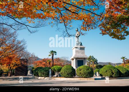 Busan, Korea - 11. November 2020 : Statue des Admiral Yi Sun-Shin im Yongdusan Park Stockfoto