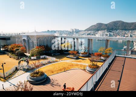 Busan, Korea - 11. November 2020 : Hafenblick vom Lotte Department Store Observatorium Stockfoto