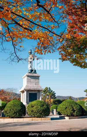 Busan, Korea - 11. November 2020 : Statue des Admiral Yi Sun-Shin im Yongdusan Park Stockfoto