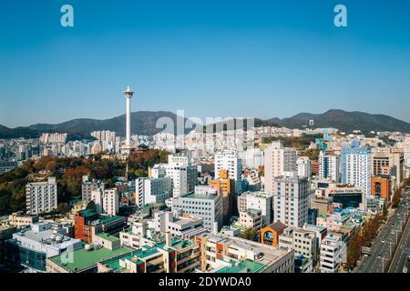 Busan, Korea - 11. November 2020 : Busan Tower und Blick auf die Innenstadt Stockfoto