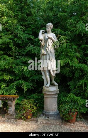Diana von Gabii Statue, identifiziert als Artemis - die jungfräuliche Göttin der Jagd und der Wildnis. Linden Walk am Naumkeag, in Stockbridge, MA, USA. Stockfoto