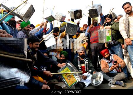 Peking, Indien. Dezember 2020. Indische Bauern schlugen Utensilien und andere Gegenstände während eines Protestes gegen neue Agrargesetze am Stadtrand von Neu Delhi, Indien, 27. Dezember 2020. Quelle: Partha Sarkar/Xinhua/Alamy Live News Stockfoto