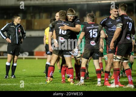 Galway, Irland. Dezember 2020. Ulster Spieler feiern nach dem Guinness PRO14 Runde 9 Spiel zwischen Connacht Rugby und Ulster Rugby auf dem Sportplatz in Galway, Irland am 27. Dezember 2020 (Foto von Andrew SURMA/SIPA USA) Kredit: SIPA USA/Alamy Live News Stockfoto