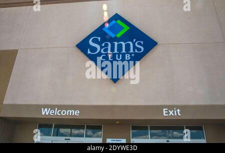 Gwinnett, County USA - 05 31 20: Sams Club Gebäudeschild und Logo Stockfoto