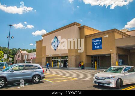 Gwinnett, County USA - 05 31 20: Sams Club Gebäudeschild mit Menschen und Autos Stockfoto