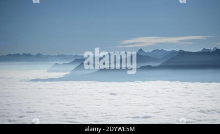 Unzählige Bergschichten in den österreichischen und deutschen alpen Die Wolken vom Alpsteingebirge in der Schweiz aus gesehen Stockfoto