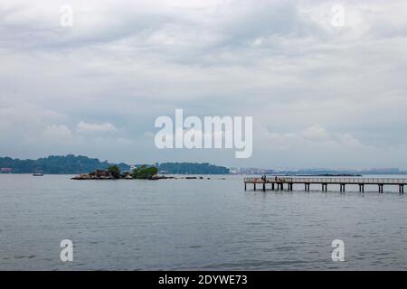 Die Promenade und Frog Island (Pulau Sekudu) in Chek Jawa Feuchtgebiet. Es ist ein Kap und der Name seiner 100 Hektar großen Feuchtgebiete auf der Süd-östlichen Stockfoto