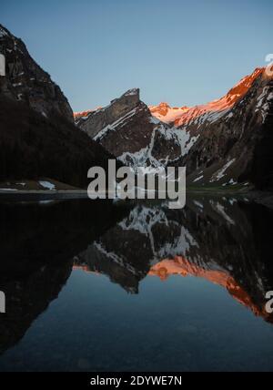 Spiegelung der Saentis-Bergkette im Alpensee Seealpsee in Alpstein Appenzell Innerrhoden Schweiz Stockfoto