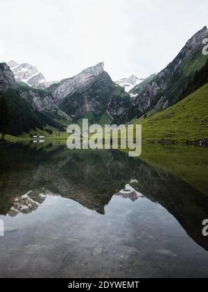 Spiegelung der Saentis-Bergkette im Alpensee Seealpsee in Alpstein Appenzell Innerrhoden Schweiz Stockfoto