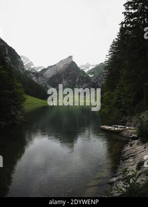 Spiegelung der Saentis-Bergkette im Alpensee Seealpsee in Alpstein Appenzell Innerrhoden Schweiz Stockfoto