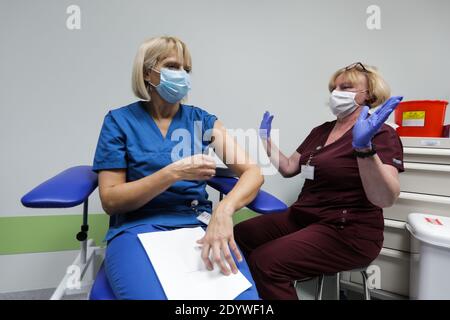 Krakau, Polen. Dezember 2020. Ein Gesundheitshelfer mit Gesichtsmaske wird im Universitätskrankenhaus Krakau geimpft.in Polen hat ein Impfprogramm gegen Covid-19 begonnen. In den Covid-Stationen arbeitende Gesundheitshelfer werden zuerst geimpft, gefolgt von Senioren und schließlich dem Rest der Bürger. Kredit: SOPA Images Limited/Alamy Live Nachrichten Stockfoto