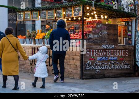London, Großbritannien. Dezember 2020. Die Leute gehen an der Juice Box Stall in der Oxford Street vorbei.unter den vier Stufen werden Pubs und Restaurants schließen, sowie ‘nicht-essentielle' Einzelhandel. Kredit: SOPA Images Limited/Alamy Live Nachrichten Stockfoto
