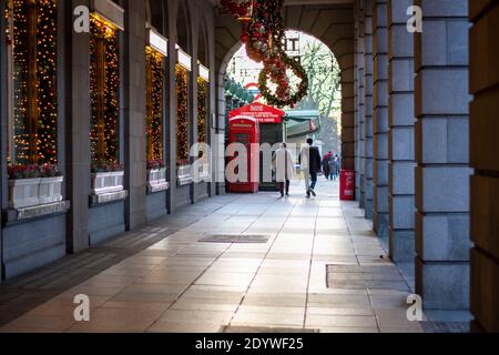 London, Großbritannien. Dezember 2020. Ein Paar geht an Weihnachtsdekorationen im Ritz London vorbei.unter Tier-4-Einschränkungen werden Pubs und Restaurants schließen, sowie ‘nicht-essentielle' Einzelhandel. Kredit: SOPA Images Limited/Alamy Live Nachrichten Stockfoto