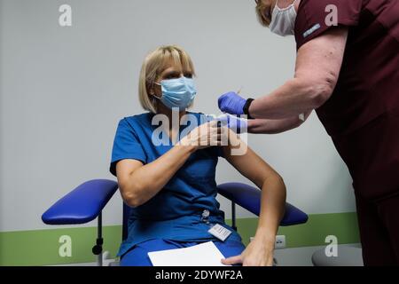 Krakau, Polen. Dezember 2020. Ein Gesundheitshelfer mit Gesichtsmaske wird im Universitätskrankenhaus Krakau geimpft.in Polen hat ein Impfprogramm gegen Covid-19 begonnen. In den Covid-Stationen arbeitende Gesundheitshelfer werden zuerst geimpft, gefolgt von Senioren und schließlich dem Rest der Bürger. Kredit: SOPA Images Limited/Alamy Live Nachrichten Stockfoto