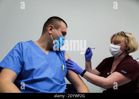 Krakau, Polen. Dezember 2020. Ein Gesundheitshelfer mit Gesichtsmaske wird im Universitätskrankenhaus Krakau geimpft.in Polen hat ein Impfprogramm gegen Covid-19 begonnen. In den Covid-Stationen arbeitende Gesundheitshelfer werden zuerst geimpft, gefolgt von Senioren und schließlich dem Rest der Bürger. Kredit: SOPA Images Limited/Alamy Live Nachrichten Stockfoto