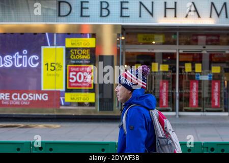 London, Großbritannien. Dezember 2020. Ein Mann geht an einem geschlossenen Debenhams Store in der Oxford Street vorbei.unter Tier-4-Einschränkungen werden Pubs und Restaurants schließen, sowie ‘nicht-essentielle' Einzelhandel. Kredit: SOPA Images Limited/Alamy Live Nachrichten Stockfoto