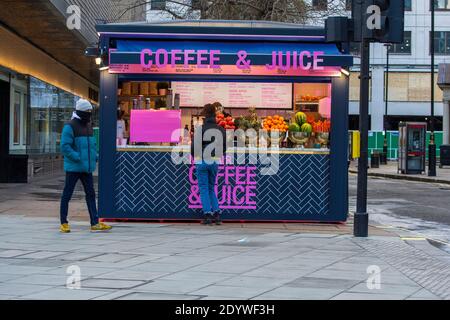 London, Großbritannien. Dezember 2020. Die Leute bestellen in der Oxford Street frischen Saft.unter den vier Stufen werden Pubs und Restaurants schließen, sowie ‘nicht-essentieller' Einzelhandel. Kredit: SOPA Images Limited/Alamy Live Nachrichten Stockfoto