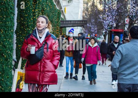 London, Großbritannien. Dezember 2020. Shopper gehen vorbei an Weihnachtsdekorationen in New Bon Street.unter Tier vier Einschränkungen, Pubs und Restaurants schließen, sowie ‘nicht-wesentliche' Einzelhandel. Kredit: SOPA Images Limited/Alamy Live Nachrichten Stockfoto