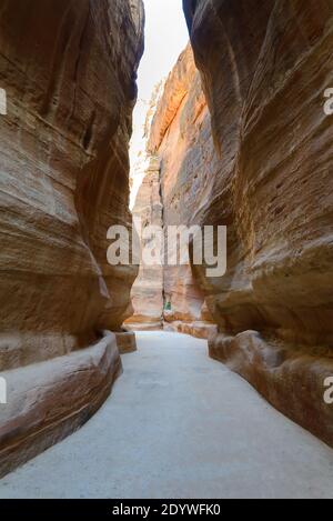 Petra Zufahrtsroute bekannt als Siq mit Wasserkanälen für die Wasserversorgung der Nabatäer. Alte nabateische Wasserpfeifen in Stein gehauen in Petra, Jordanien. Stockfoto