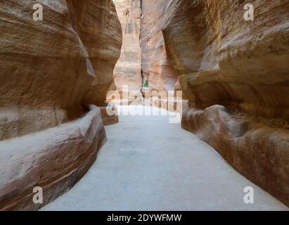 Petra Zufahrtsroute bekannt als Siq mit Wasserkanälen für die Wasserversorgung der Nabatäer. Antiker Haupteingang von Petra in Jordanien, mit nabateischen Wasserpfeifen. Stockfoto