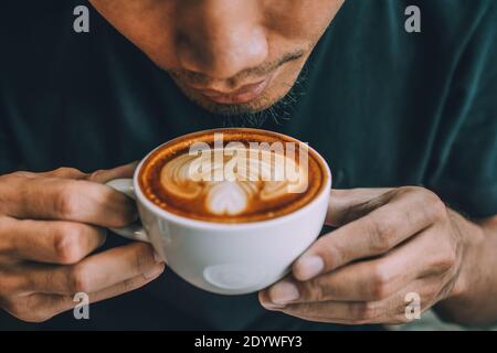 Mann hält Kaffeetasse für Kaffee trinken Stockfoto