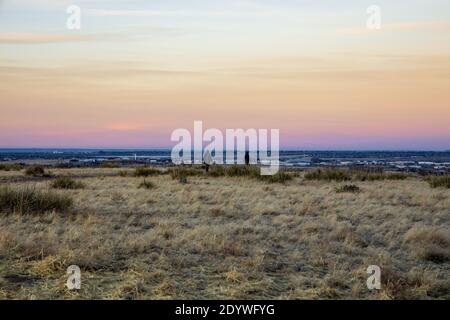 Landschaftlich reizvolle Prärie in der Nähe von Parker, Colorado, kurz vor Sonnenuntergang Stockfoto