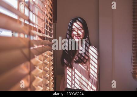 Frauen stehen st Fenster im Zimmer Hintergrund vintage Stockfoto