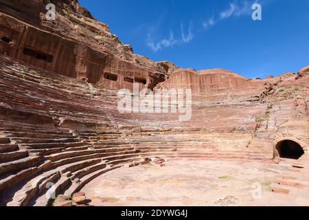 Petra Theater in Stein gemeißelt in Petra, Jordanien. Altes Amphitheater im hellenistischen Stil. Von Nabatean erbautes Amphitheater. Stockfoto